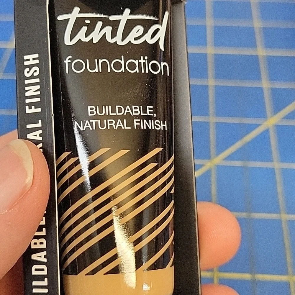 L.A. Girl Tinted Foundation 30ml New In Box Warm Sand